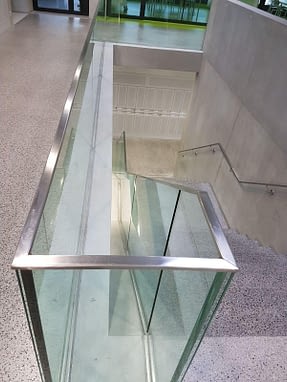 Garde-corps en verre, barrière et main-courante en acier inox, Construction métallique Lausanne Vaud EFIRA Sàrl